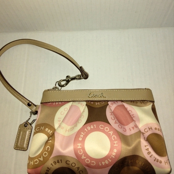 ☆Like New☆Rare COACH Soho Snaphead Pink Sateen Medium Clutch Wristlet ☆ - Picture 7 of 16